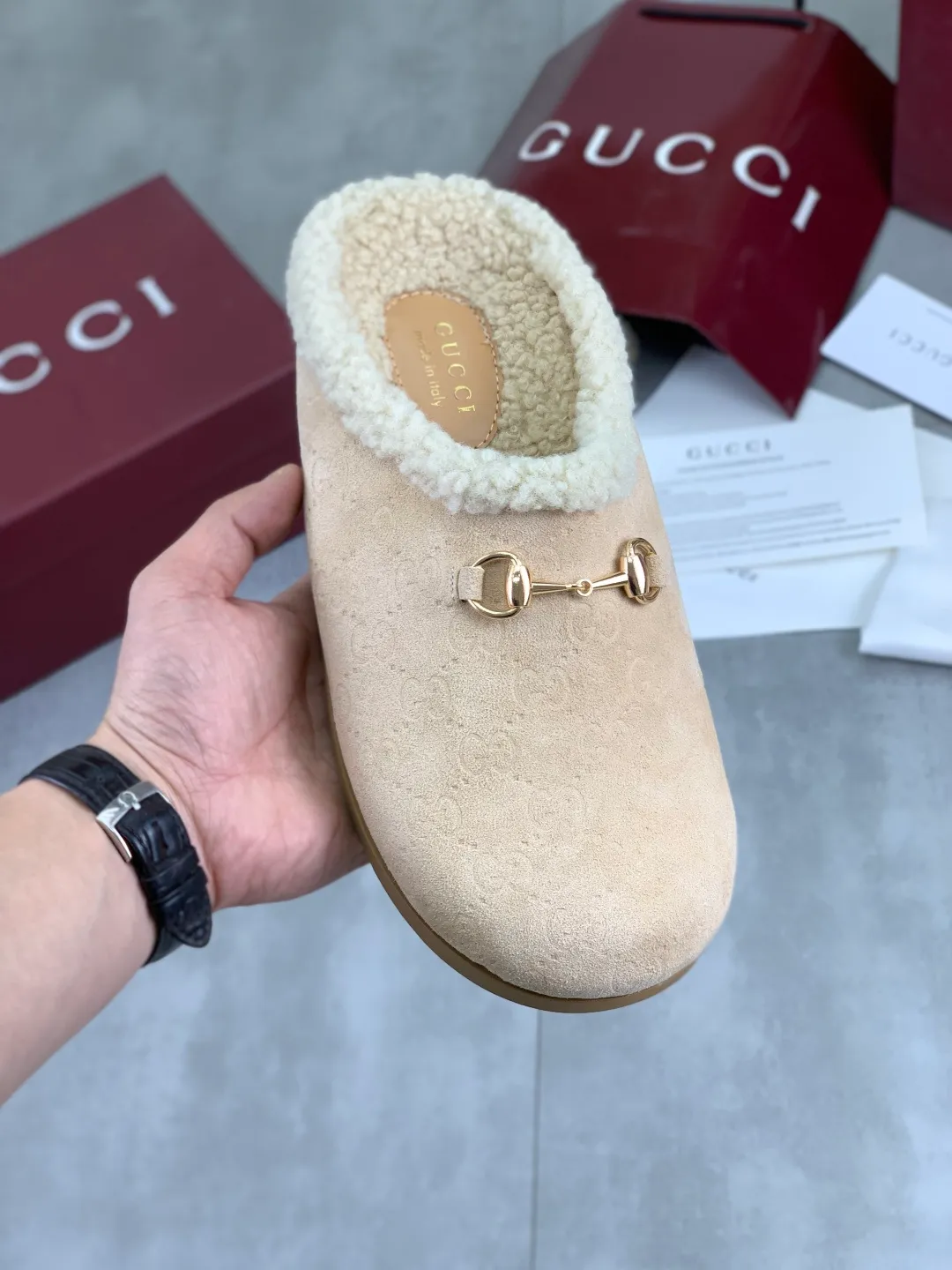 Men's shoes 💰P400 [New style] 💰 Women's half-flop 🆘 "Real wool" [GUCCI] 👉 Popular men's shoes official website synchronization 🔰 Quality [proud] is not comparable to the imitations in the general market 🌀 The upper is imported Italian frosted cowhide, and the lining: foot pad 🅰️ grade 🐑 real wool 👻 Only Grade A can show the effect The hand feels smooth and delicate 🔱The shoe shape is grand, only the factory can achieve it 🎄The perfect toughness of the original outsole 👻⬛️Only allows customers to bid farewell to one-time consumption. Real wool lining, super warm. 2️⃣Colors available Sizes: 35-44